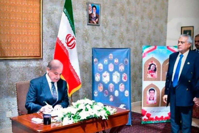 حضور نخست وزیر پاکستان در سفارت ایران و ادای احترام به شهدای اقتدار