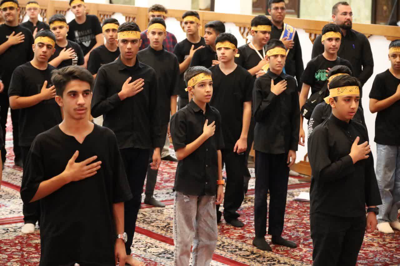 عزاداری دانش آموزان شیرازی در سوگواره احلی من العسل در حرم شاهچراغ