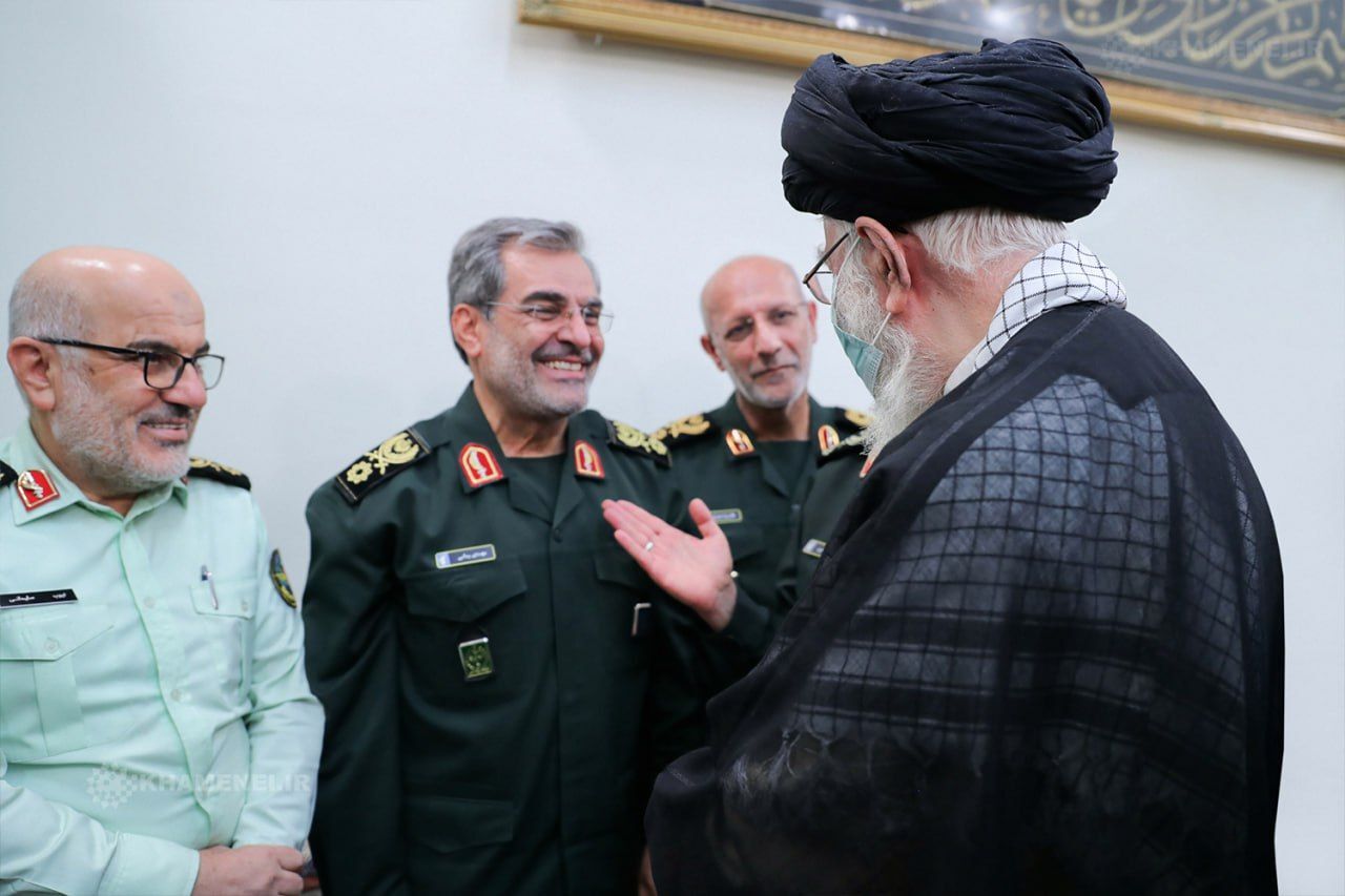 تصویر شهید «مهدی ربانی» در کنار حضرت امام خامنه‌ای