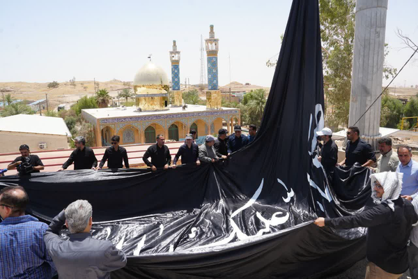پرچم نماد عزای اربعین بر فراز مرز بین‌المللی خسروی برافراشته شد
