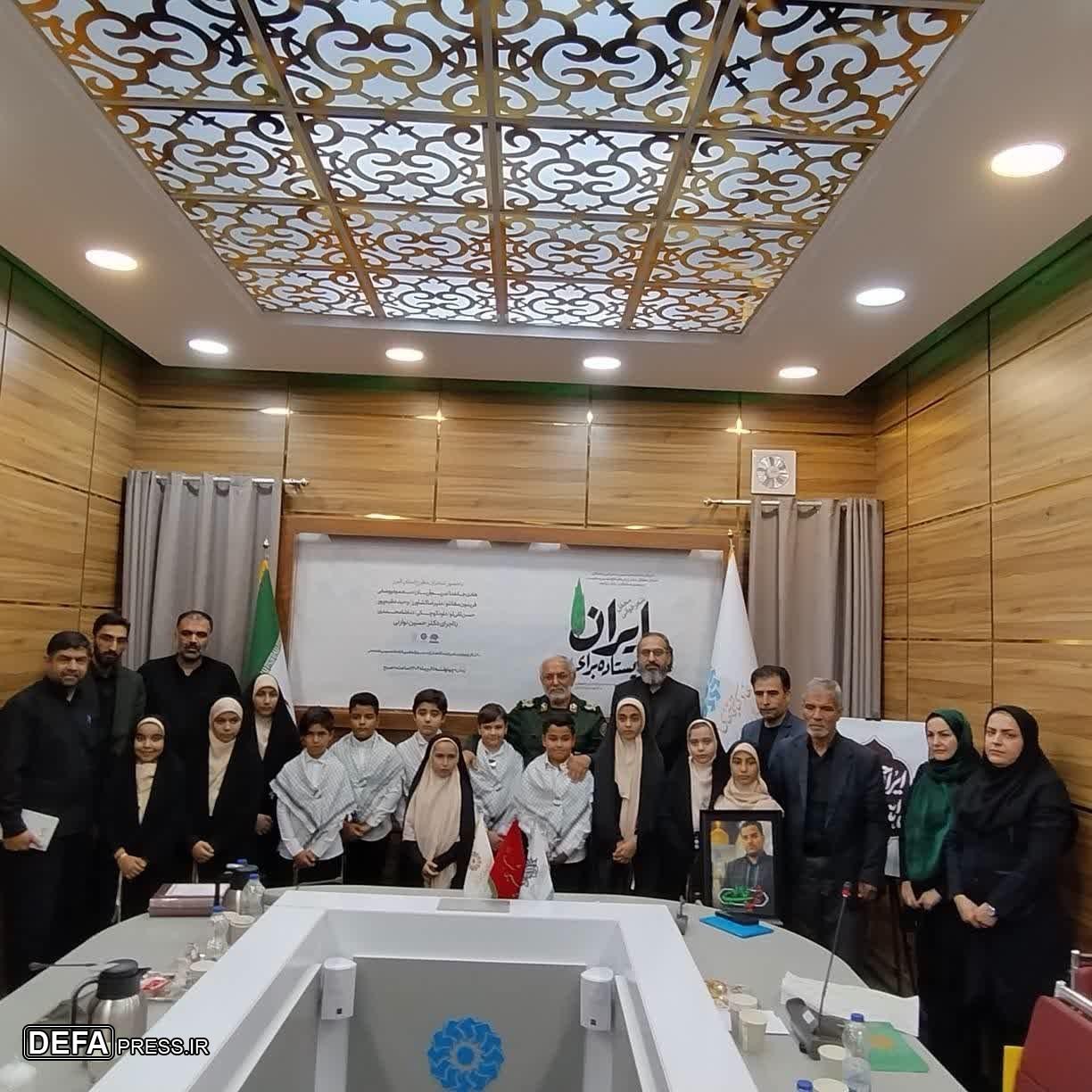 محفل شعر «ایستاده برای ایران» در کرج برگزار شد.