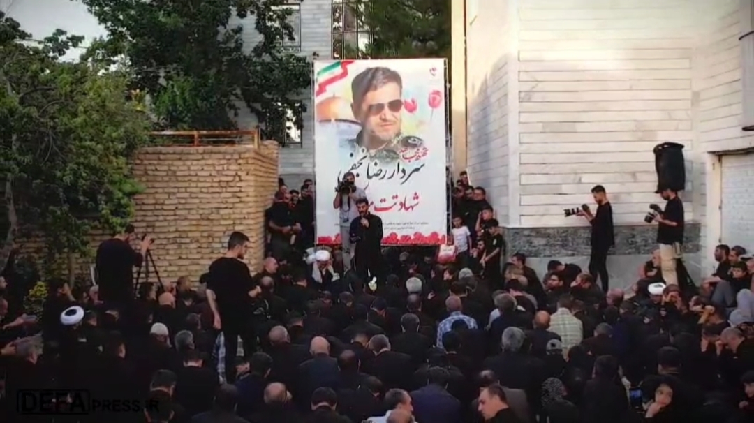فیلم/حضور حاج «مهدی رسولی» و روضه خوانی در منزل سردار شهید «رضا نجفی»