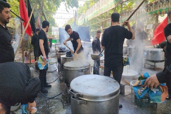 ۷۲ دیگ غذای نذری به یاد شهدای کربلا طبخ و در میان عزاداران سنندج توزیع می‌شود