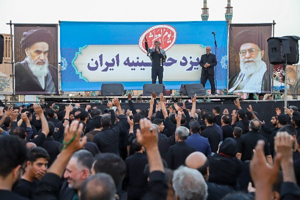 تصاویر/ نبض محرم در قلب یزد؛ میدان امیرچقماق غرق در نوای یا حسین (ع)