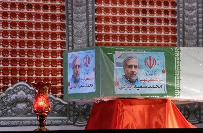 پیکر سردار شهید حاج رمضان روی دستان نمازگزاران جمعه قم تشییع شد