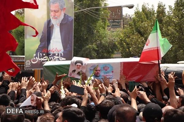پیکر سردار شهید حاج رمضان روی دستان نمازگزاران جمعه قم تشییع شد