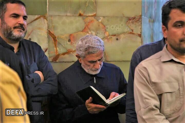 حضور سردار اسماعیل قاآنی بر سر مزار شهید «حاج رمضان»