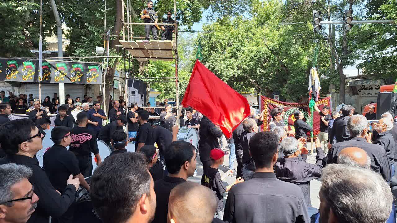 فیلم/ مراسم باشکوه زنجیرزنی روز تاسوعای حسینی در حسینیه بزرگ جاجرم