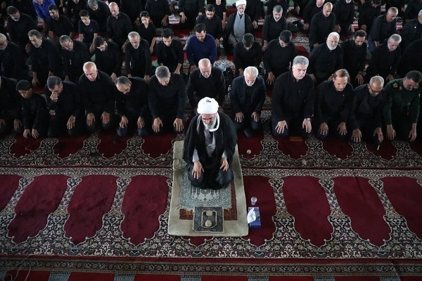 اقامه نماز ظهر عاشورا در سمنان+عکس