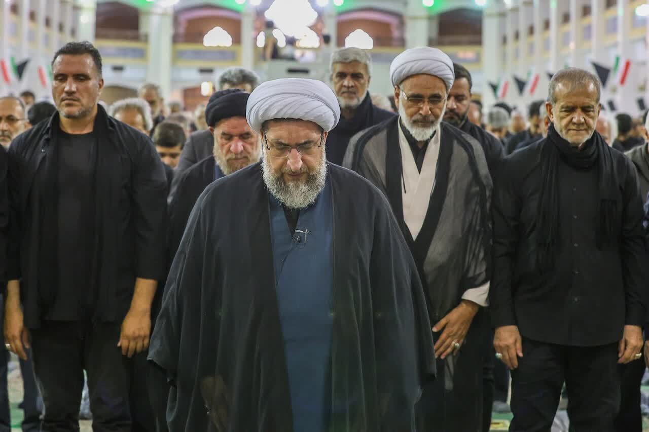 تصاویر/ اقامه نماز ظهر عاشورا با حضور ریاست محترم جمهور در تبریز