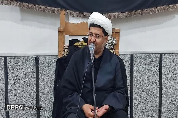 قهرمان کسی است که پای ولی‌خدا بایستد