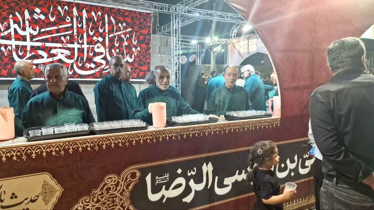 پذیرایی از ۴۵۰۰ عزادار حسینی در لارستان فارس توسط خادمیاران و یاوران رضوی پذیرایی از ۴۵۰۰ عزادار حسینی در لارستان فارس توسط خادمیاران و یاوران رضوی