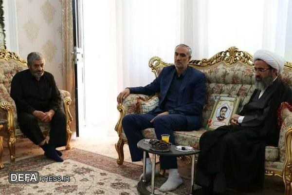 دیدار مسئولین نظرآباد با خانواده شهید قربانی