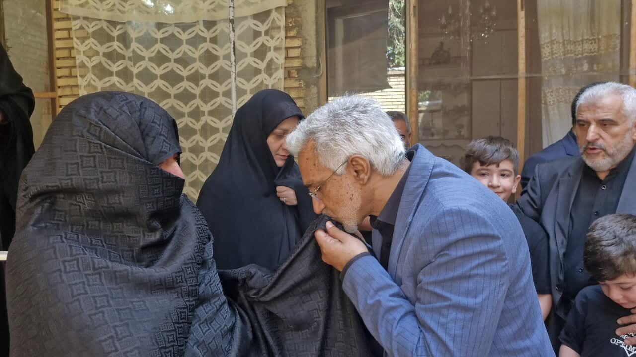 نوکر و خدمتگزار خانواده‌های شهدا بودن وظیفه همگانی است