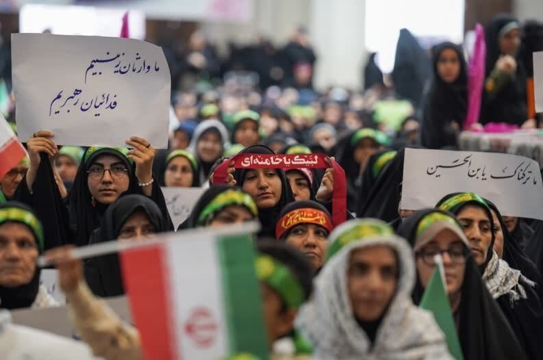 حضور پرشور بانوان زینبی در حمایت از ولایت در حرم مطهر شاهچراغ (ع) حضور پرشور بانوان زینبی در حمایت از ولایت در حرم مطهر شاهچراغ (ع)