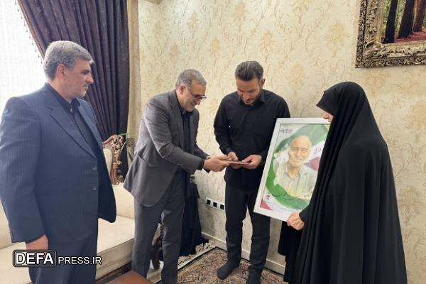 دیدار معاون حقوقی و امور مجلس بنیاد شهید با خانواده شهدای حمله رژیم صهیونیستی در همدان + تصاویر