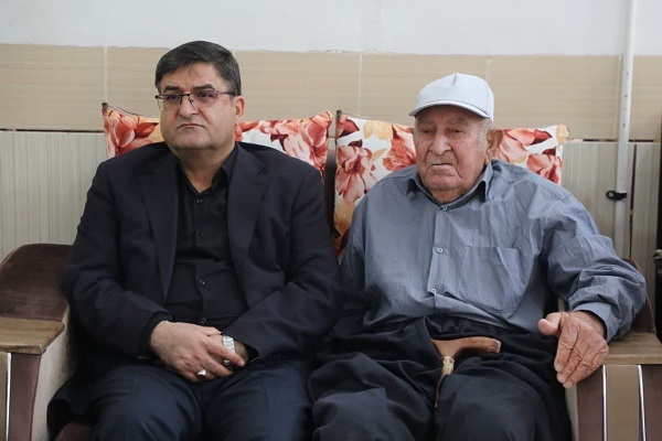 دیدار استاندار چهارمحال و بختیاری با خانواده شهید ابوالفتح رحیمی در شهر مال‌خلیفه