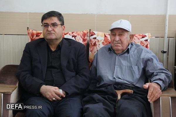 دیدار استاندار چهارمحال و بختیاری با خانواده شهید ابوالفتح رحیمی در شهر مال‌خلیفه