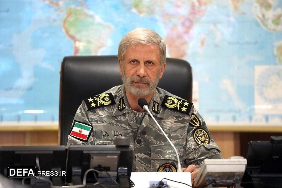 سرلشکر حاتمی: پایبندی ارتش در تمام دوره‌ها به شعار «ارتش فدای ملت»/ آمریکایی‌ها هرگاه دست به جنایتی زده‌اند پاسخ قاطعانه دریافت کرده‌اند