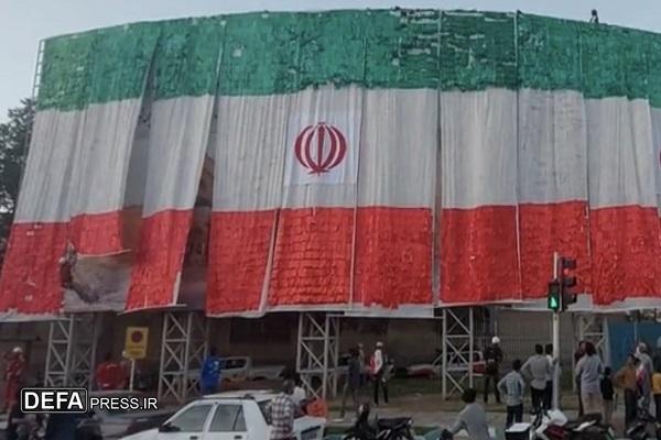 نصب پرچم ایران بر بزرگترین بیلبورد کشور در کرمان