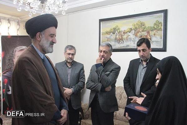 ابلاغ پیام تسلیت و سلام رهبر معظم انقلاب به خانواده شهیدان «کوه‌خیل» در البرز