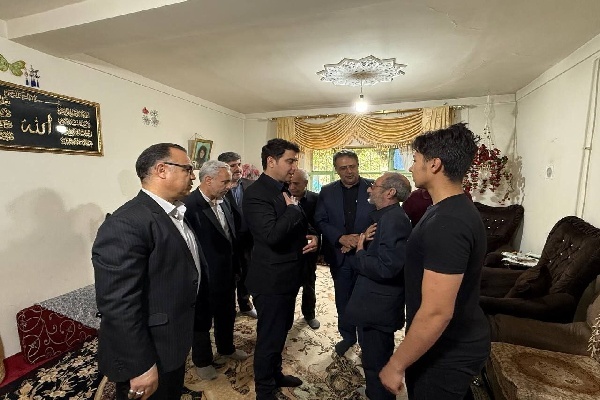 استاندار کردستان با خانواده شهدای حملات رژیم صهیونیستی در قروه دیدار کرد