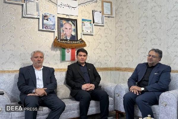 استاندار کردستان با خانواده شهدای حملات تروریستی صهیونیستی در قروه دیدار کرد