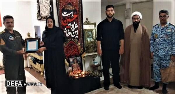 دیدار فرمانده پایگاه آموزش خلبانی شهید اکبری با خانواده‌های دو تن از شهدای گروه پدافند + تصاویر