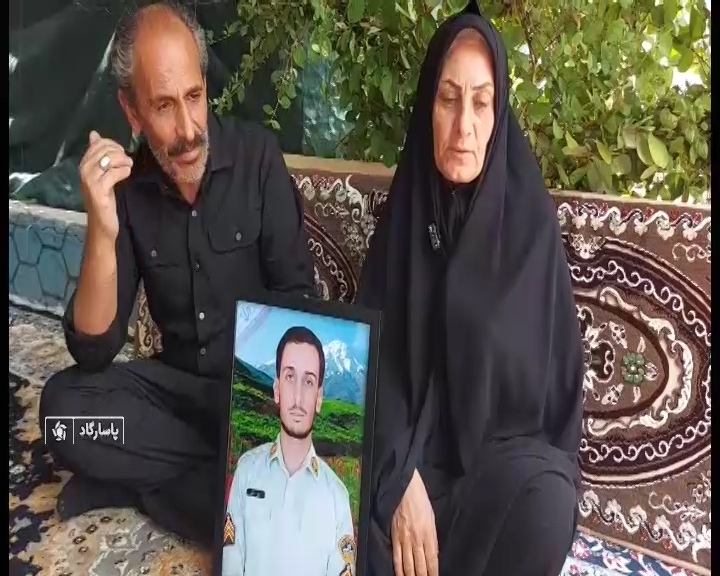 تجلیل فرمانده یگان ویژه سپاه فارس از خانواده شهید رضا رضایی تجلیل فرمانده یگان ویژه سپاه فارس از خانواده شهید رضا رضایی