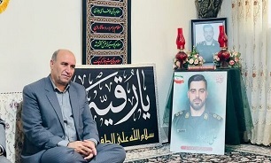 درمنان: خانواده شهدا محور انسجام و همدلی هستند