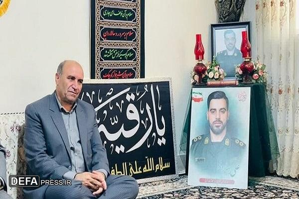 درمنان: خانواده شهدا محور انسجام و همدلی هستند