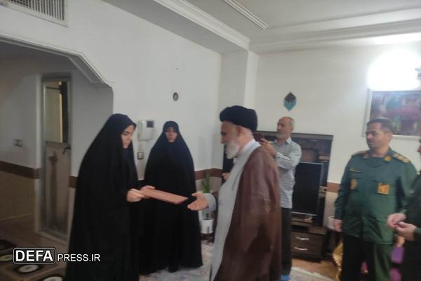 دیدار مدیرکل حفظ آثار و نشر ارزش‌های دفاع مقدس و مقاومت خراسان شمالی با خانواده شهید مدافع وطن «هادی نوبهاری» + تصاویر