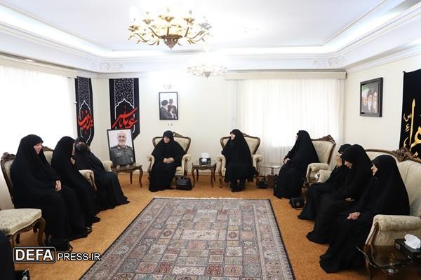 دیدار جمعی از همسران شهدای مدافع حرم با خانواده شهید سپهبد حاج حسین سلامی