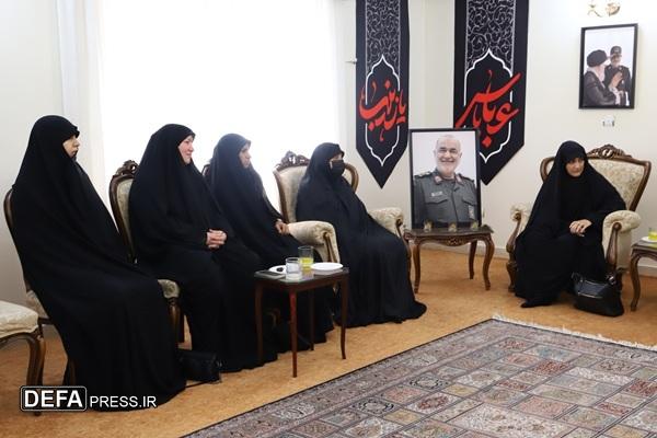 دیدار جمعی از همسران شهدای مدافع حرم با خانواده شهید سپهبد حاج حسین سلامی