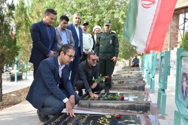 معاون استاندار به مقام شامخ شهدای بویین‌میاندشت ادای احترام کرد