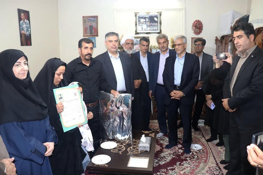 دیدار معاون رئیس جمهور با خانواده شهید مدافع وطن