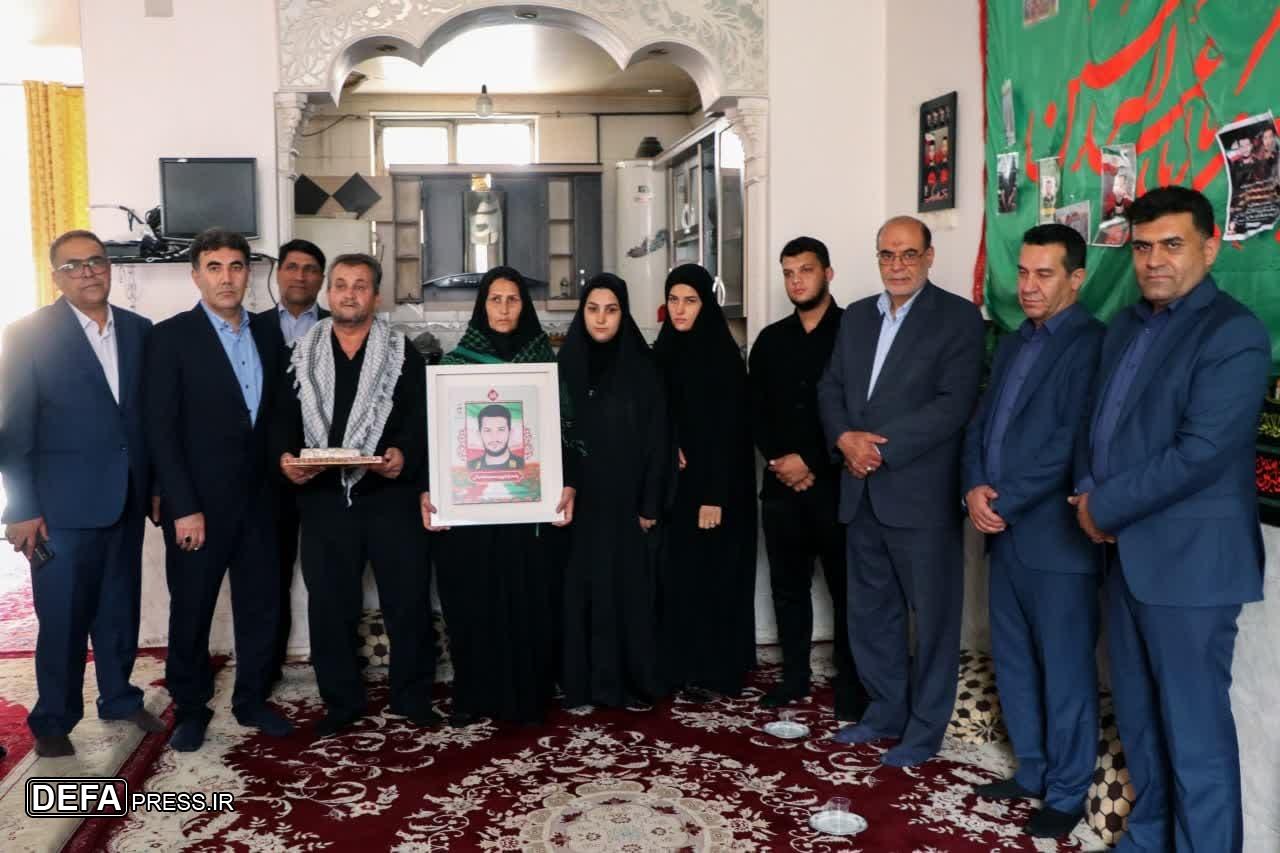 دیدار نماینده رئیس بنیاد شهید و امور ایثارگران کشور با خانواده شهدای جنگ تحمیلی ۱۲ روزه استان فارسی