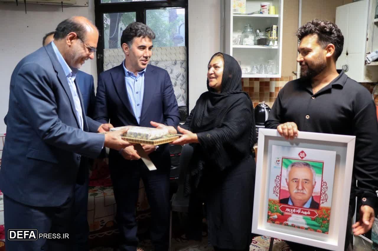 فیلم/ دیدار نماینده رئیس بنیاد شهید و امور ایثارگران کشور با خانواده شهدای جنگ تحمیلی ۱۲ روزه استان فارسی