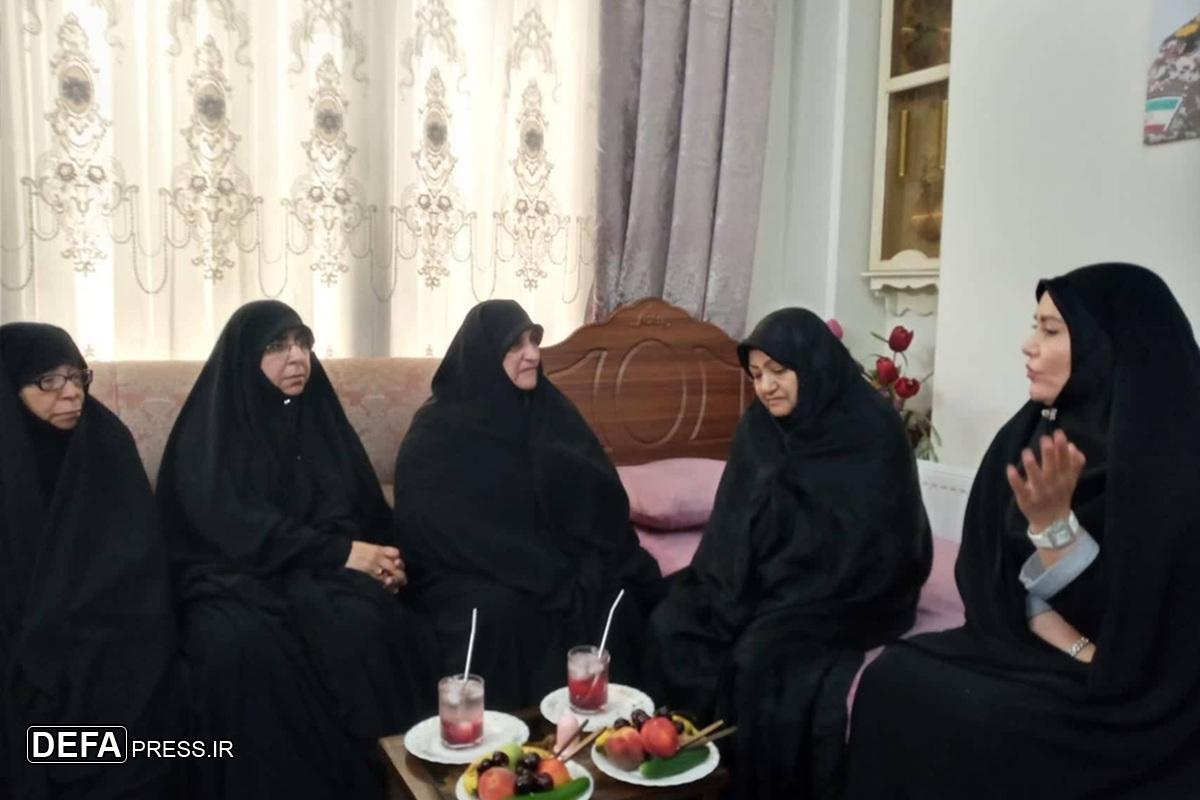 دیدار کاروان خانواده شهدای گروه زینبیون با خانواده شهید «محمد علیزاده»