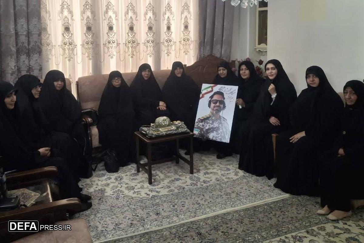 دیدار کاروان خانواده شهدای گروه زینبیون با خانواده شهید «محمد علیزاده»