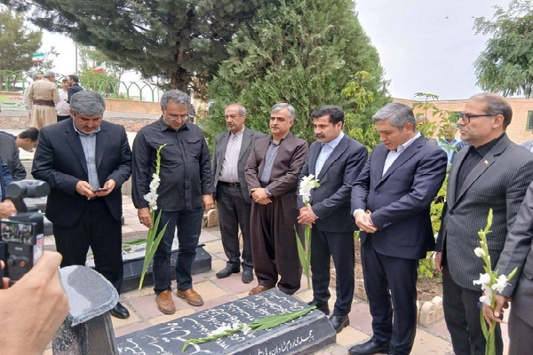 معاون رئیس‌جمهور در سفر به کردستان به مقام شهدای این خطه ادای احترام کرد