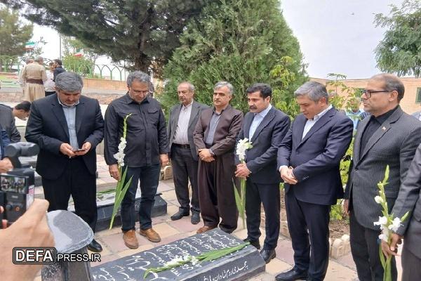 معاون رئیس‌جمهور در سفر به کردستان به مقام شهدای این خطه ادای احترام کرد