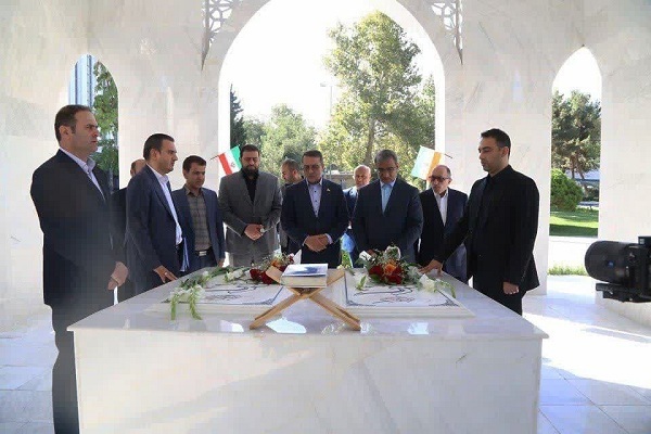 ادای احترام معاون رئیس‌جمهور به شهدای گمنام استانداری خراسان رضوی