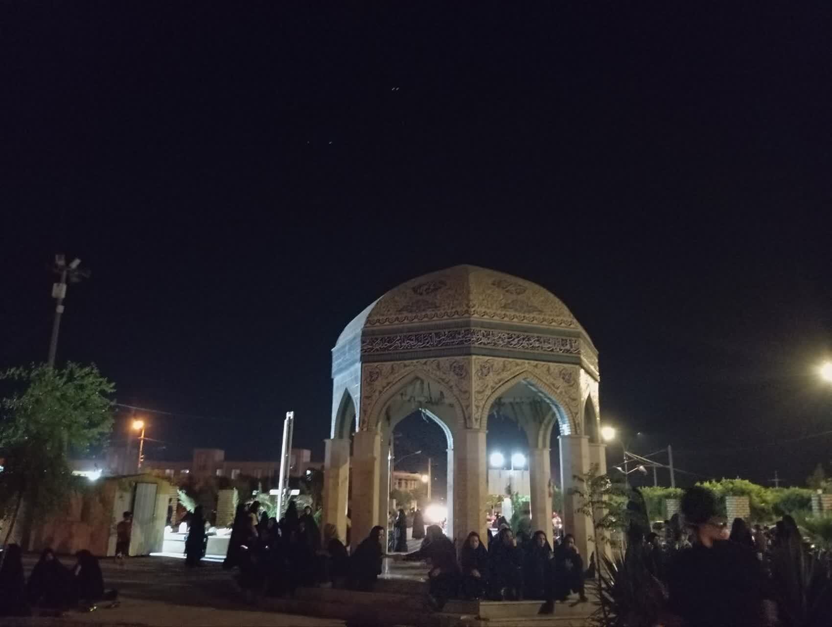 تصاویر/ عزاداری شب های محرم در جوار یادمان دو شهید گمنام شهر جعفریه