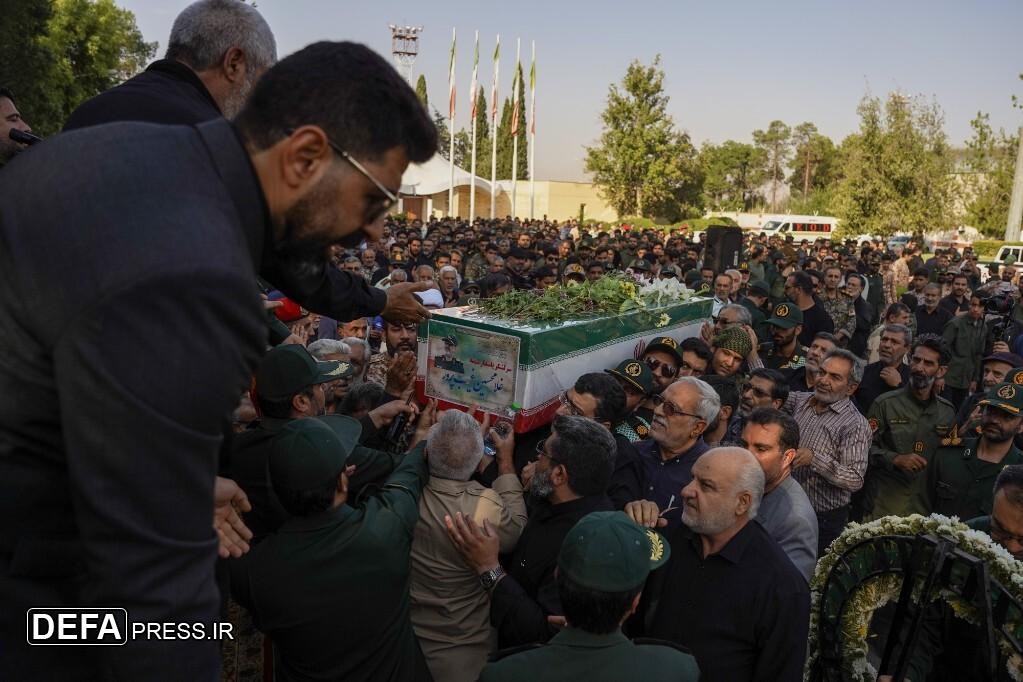 تصاویر/ استقبال از پیکر شهید غیب پرور در فرودگاه شیراز