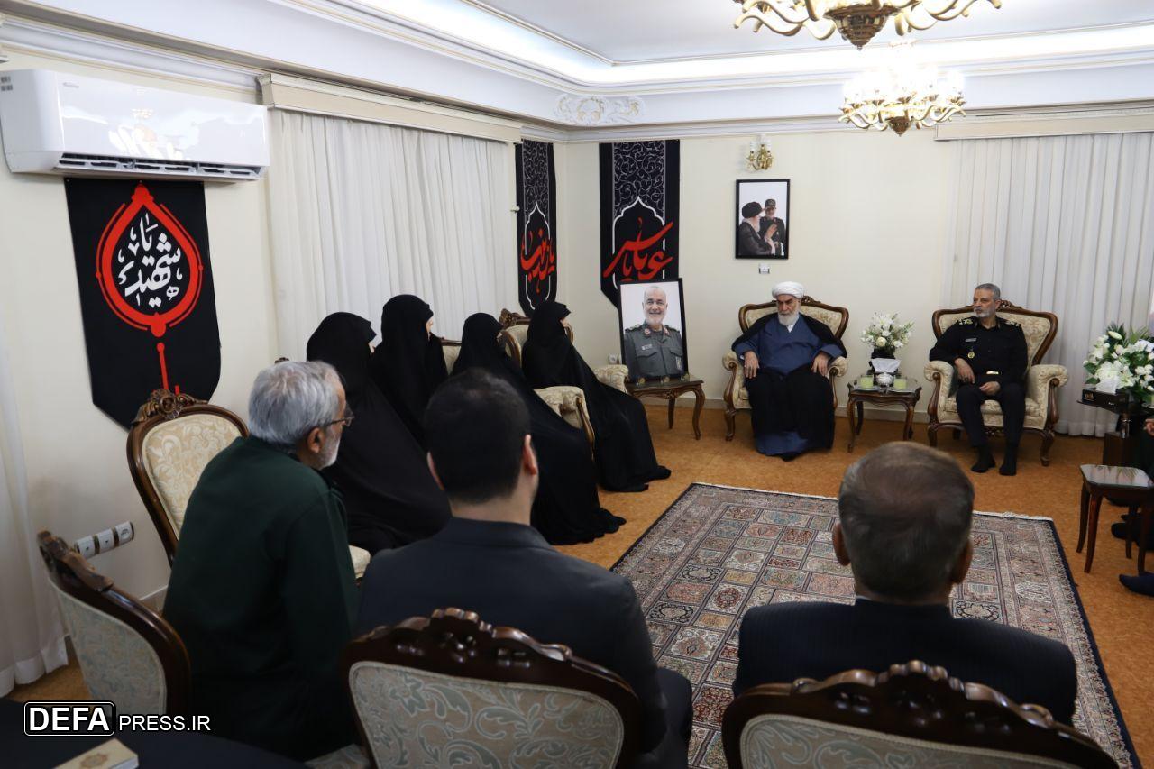 رئیس دفتر رهبر معظم انقلاب به همراه رئیس ستادکل نیرو‌های مسلح با خانواده شهید سلامی دیدار کردند