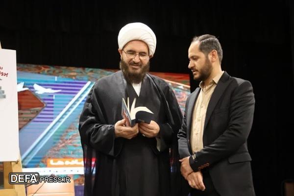 رونمایی از کتاب «پرواز سجاده‌ها» در همدان + تصاویر