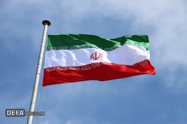 پرچم‌های ایران برشانه‌های غرور ملت ایستاده است