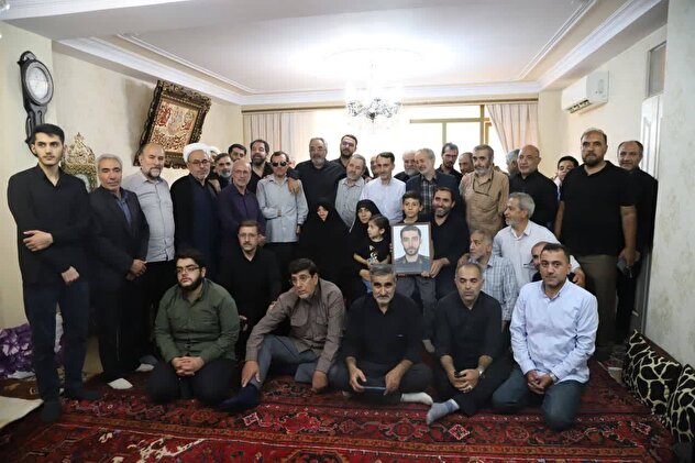 تصاویر/ دیدار جمعی از ایثارگران، جانبازان، رزمندگان، آزادگان با خانواده شهدای اقتدار