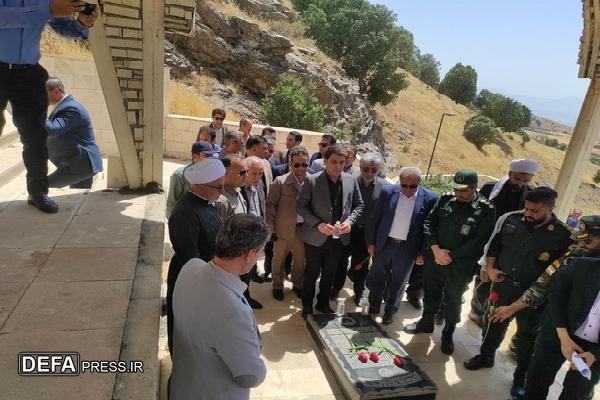 استاندار کردستان به مقام شامخ شهدای سیرانبند بانه ادای احترام کرد